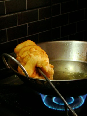 taking vadas from hot oil